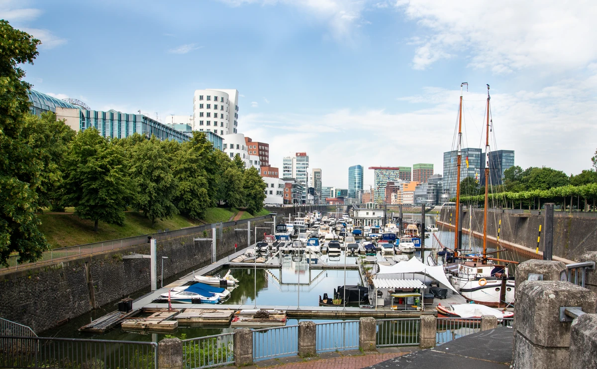 Boote im Hafen Düsseldorf – Wasseransicht