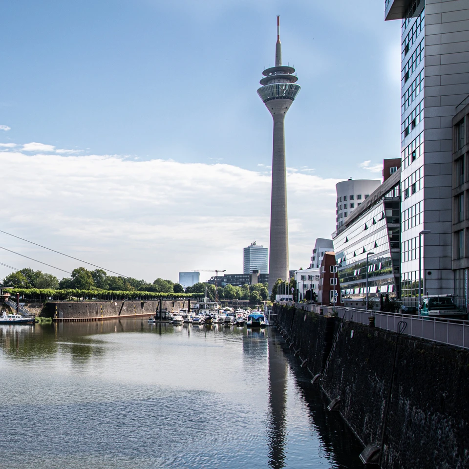 Düsseldorfer Rheinufer mit Ausblick auf den Fernsehturm