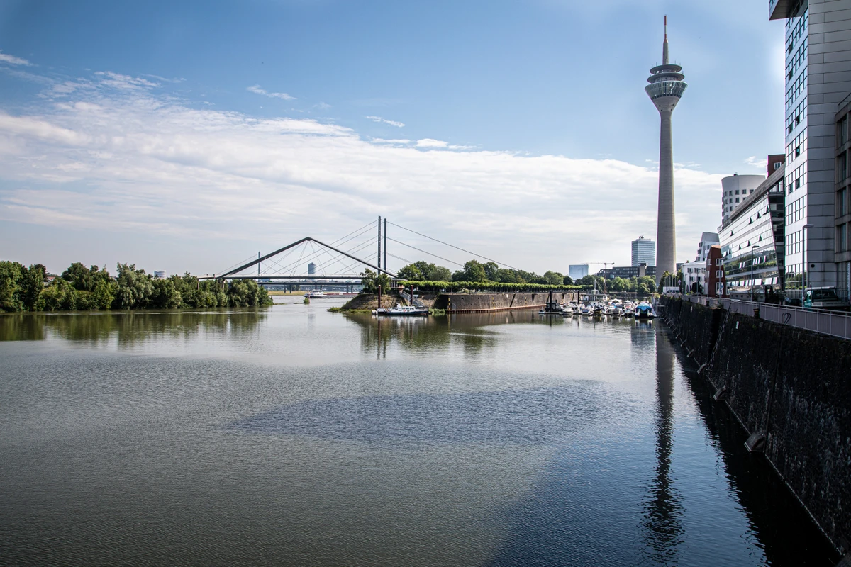 Rheinpanorama Düsseldorf – Aussicht auf den Rheinturm