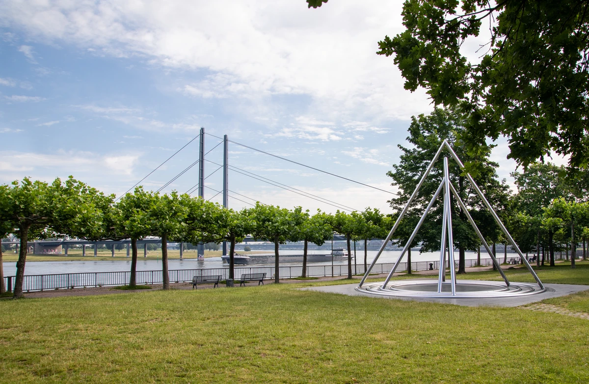 Parlamentsufer Düsseldorf – Aussicht auf das Rheinufer