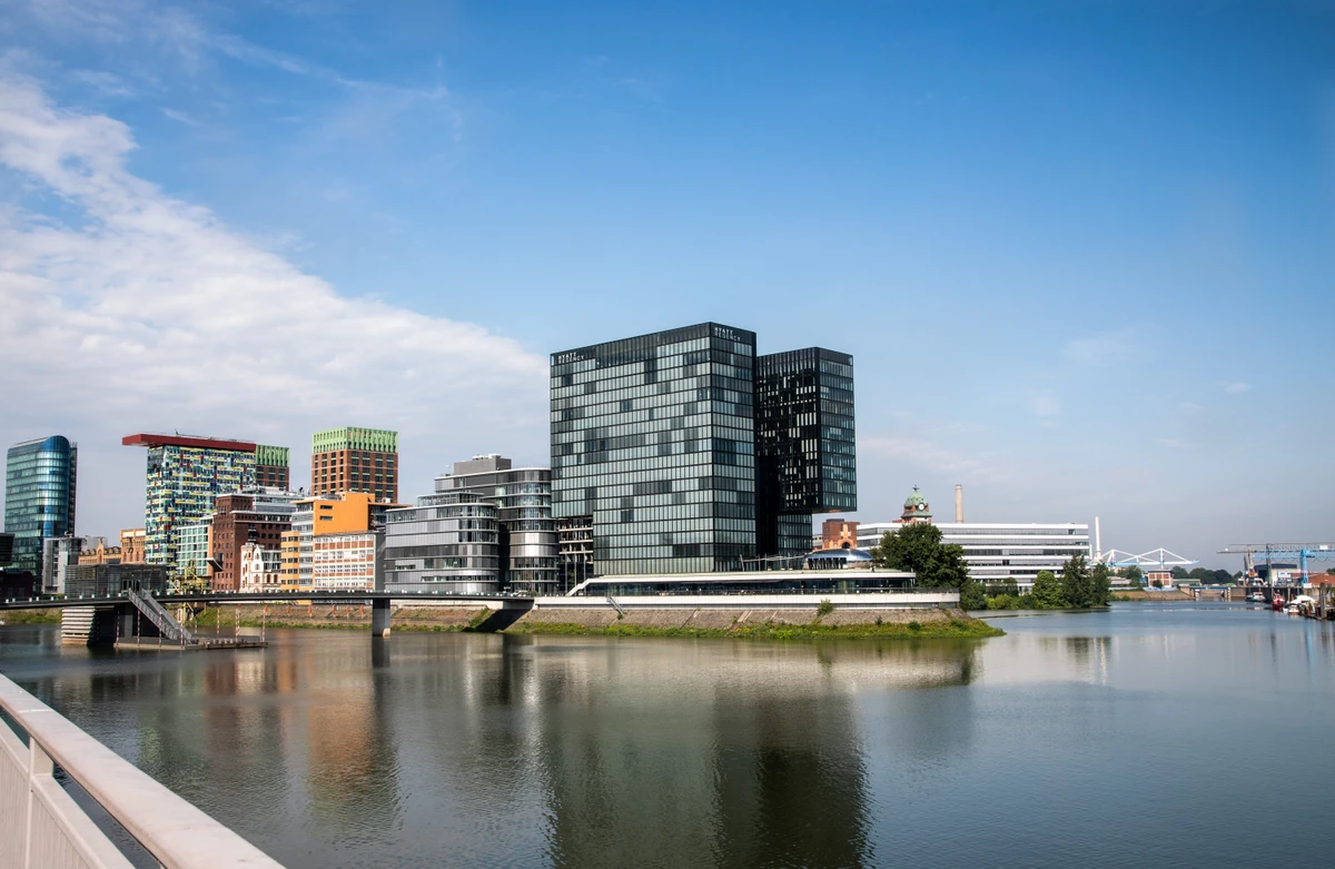 Gläserne Zwillingstürme am Rhein Düsseldorf – Moderne Architektur