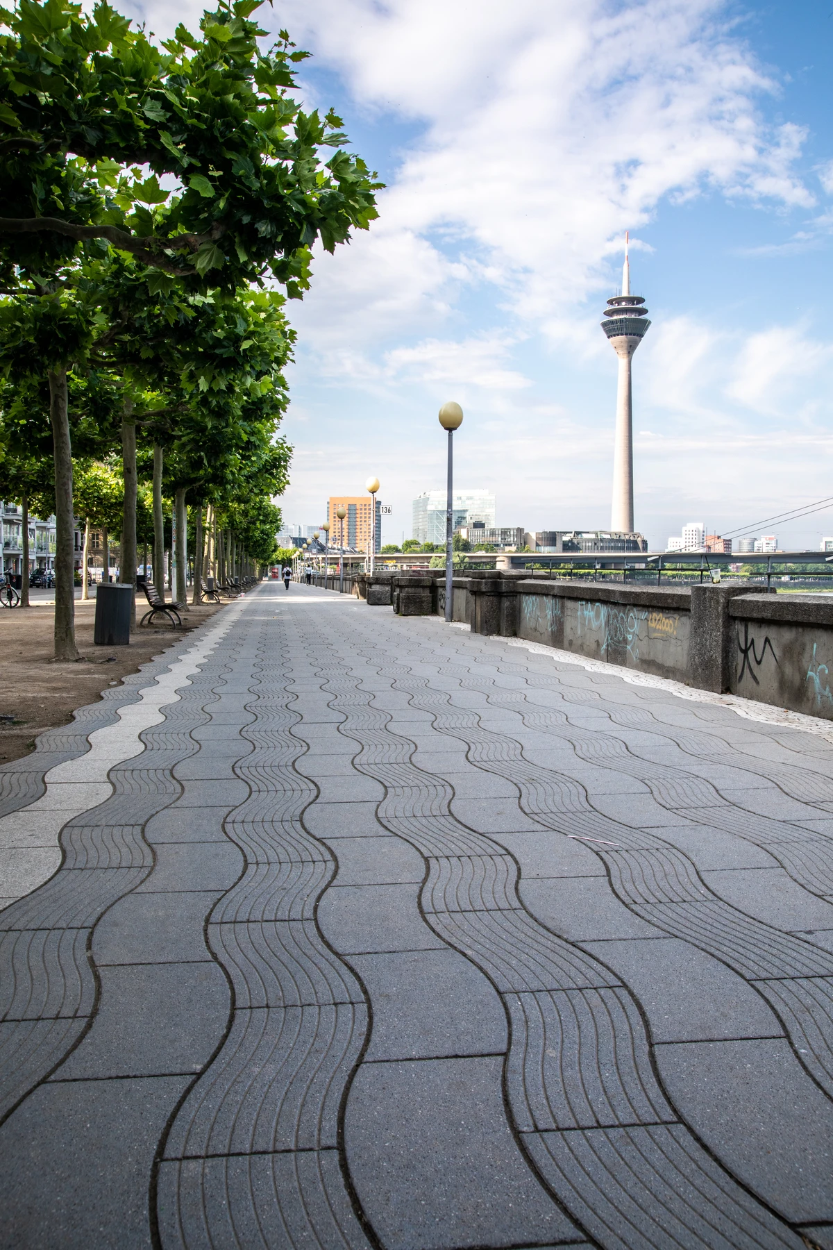 Rheinpromenade Düsseldorf mit Rheinturm