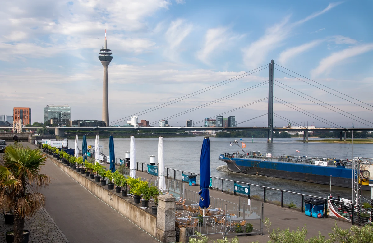 Rheinuferpromenade Düsseldorf – Spazierweg am Rhein